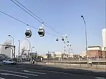 桜木町駅前の道路頭上を通る