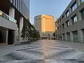横浜美術館への通景「芸術と文化軸」、右側の建物は三菱重工横浜ビル（2024年1月）