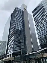 ウエストタワーを南東側より（すずかけ通り歩道橋より2024年4月撮影）