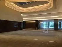 東西エントランスから中に入ると、エントランスホールがある