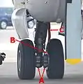 YS-11の主脚、Aブレーキ装置（ブレーキハウジング）、B車輪に取付けられている単板型ブレーキ・ディスク、Cグラウンド・ロックの赤色のテープ。
