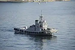 曳船67号（YT-67）。横須賀港で撮影。ひゅうが型就役以前に建造された個体で、マストは伸縮式に改装されており、写真では伸長状態。