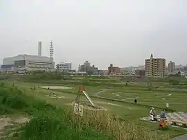 猪子石工場と香流橋(2011年5月)