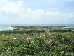 大岳からの小浜島南東部の遠望。画像奥右側をはいむるぶし、左側をホテルニラカナイ小浜島が占める。