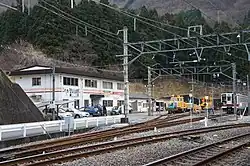 構内留置線と野岩鉄道本社（2011年12月）