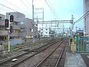 ホームから北望。右2線が橿原線、左へカーブするのは大阪線への渡り線(安全側線部分の線路は撤去済み)。