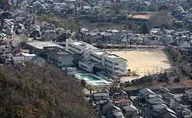 愛宕山から望む各務原市立八木山小学校(2015年2月7日)
