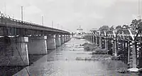 1951年(昭和26年)架設の矢作橋(左側)