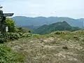 頂上（近くにサガリハゲ、遠くに天狗塚）