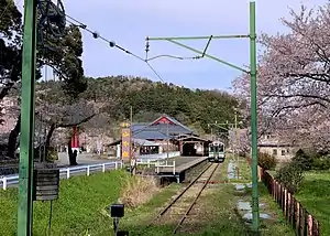 起点となる弥彦駅(2020年4月)