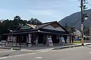 駅から彌彦神社へ向かう外苑坂通り沿いの観光案内所（2020年4月）