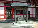 駅舎を出てすぐ右手にある手水（2004年7月）
