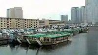 係留中の屋形船(横浜市中区)