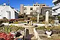 小泉八雲記念公園の庭園。右端に胸像（新宿区大久保）