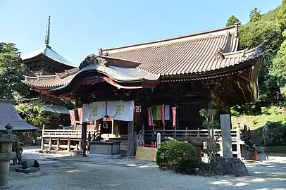 椎尾山薬王院の本堂（瑠璃光殿）