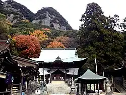 本堂の背後に五剣山