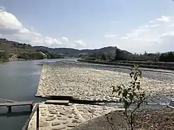 三角形の石張堰(山田堰)