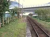 ホーム付近の上を通るのは東海北陸自動車道(美濃太田寄り)