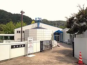 山方淡水魚館(前景)