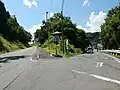 県道234号を右に入ると温泉街に通じる。