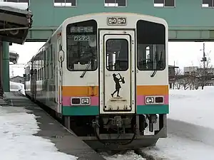フラワー長井線で運用されているYR-880形YR-888 スウィングガールズ塗装車両