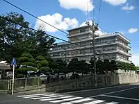 「法律の知識が少しある」父が「よく出入りをした」裁判所は、現在の山口県下関総合庁舎に所在（「白い絵本」）。