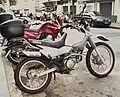 ブラジルで作られたXT225（ブラジルにて。タンク部分が他車のものへと置き換えられているなどカスタマイズされている。）