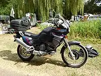 ヤマハ・スーパーテネレ XT750につけたトップケース（フランスにて）。2人乗りした時に後ろの人がもたれられるクッションがとりつけてある。