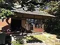 鎌倉市長谷にある旧山本条太郎別荘。現在は神霊教鎌倉錬成場霊源閣。国の登録有形文化財。