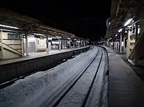 積雪から1週間後の中央本線山梨市駅ホーム。運転再開後も線路上に多くの雪が残る(2014年2月22日20時頃撮影)