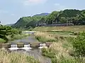 近鉄大阪線大和朝倉 - 長谷寺間に沿って流れる(桜井市)