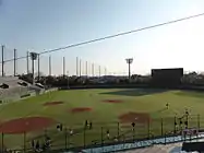 一塁側内野席からのフィールドとスコアボード