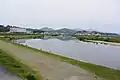 大阪府柏原市の大和川右岸から上流を望む、付替え前の旧大和川は屈曲部から左（北向き）に流れていた