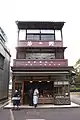 庇の出を押さえた町屋