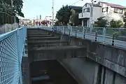 山崎川（手前が上流側）。画像奥で暗渠となって右折、鏡ヶ池線直下を流下する。