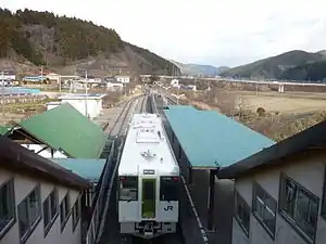 柳津駅に停車中のキハ110系による普通列車(2015年12月)