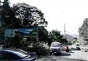 ダムサイト地点、左側の看板にはダムの完成予想図が描かれている。右側は国道145号。(2006年10月)