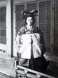 1910年頃日本統治時代に伝統的な圓衫を着用した貴人梁氏