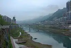 市街地を流れる烏江