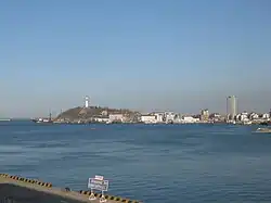 煙台港から望む煙台山