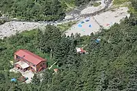 山小屋に隣接するキャンプ指定地