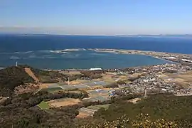 南側の雨乞山から望む石神町の街並みその右上に伊川津町、遠景は三河湾