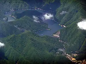 八汐湖空撮右下には野岩鉄道会津鬼怒川線や川治温泉街が見える。