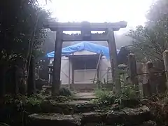 白山比賣神社四之鳥居と前殿（前殿は現在平戸市の協力を得て休憩所という名目で建てられている）