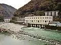 通常時の泰阜ダムと天竜川河原や中州が存在している。