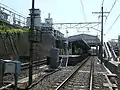 駅舎と1番線ホーム 左のコンクリート擁壁が下総台地縁の海食崖(2013年8月)