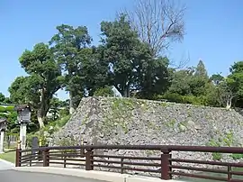 八代宮入口付近の本丸跡の石垣。この石垣の上には舞台脇櫓があった。