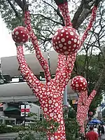 草間彌生、Ascension of Polkadots on the Trees、 シンガポール・ビエンナーレ、2006年