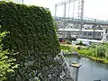 天守台下の石垣と堀跡