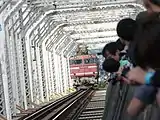 廃止を受けて多くの鉄道ファンが集まった淀川橋梁。（2013年10月）